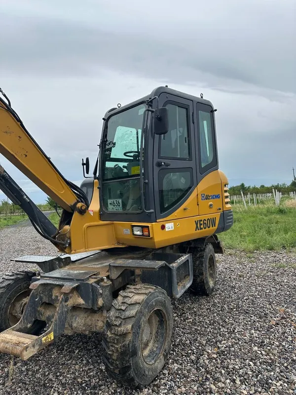 UzXMG XE60W ekskavator