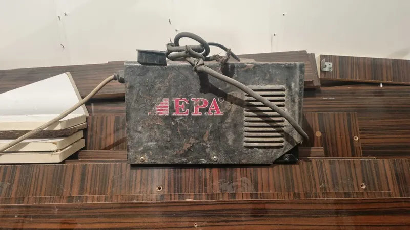 Сварочный аппарат сотилади. EPA.
