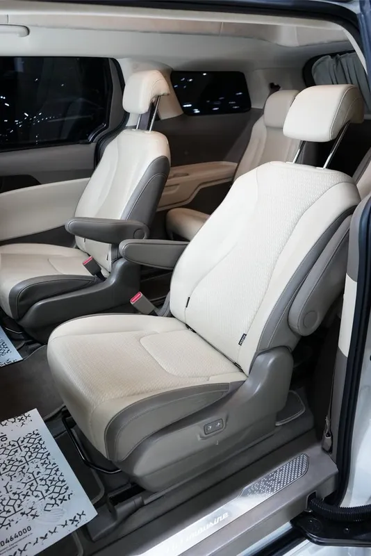 KIA Carnival Hi Limousine 7 KIA Carnival Hi Limousine 7