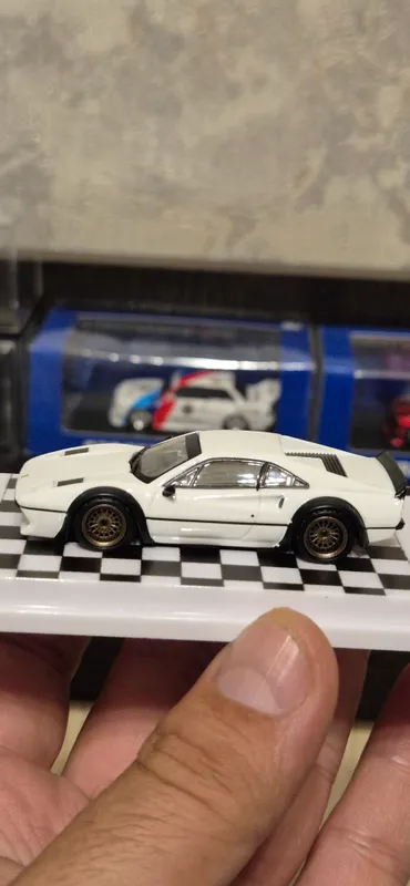Коллекционная модель автомобиля в масштабе 1/64 — фото 1