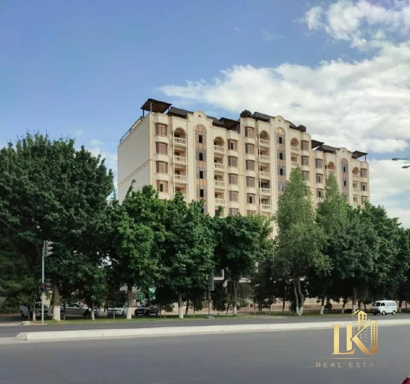 Продаётся просторная 4-комнатная квартира в ЖК Sultaniya, Мирзо-Улугбекский район, вид на город и двор, без ремонта