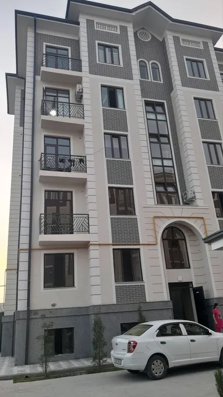 Qarshida Beklar mahallasida barcha sharoitlari mavjud 3 xonali uy bor