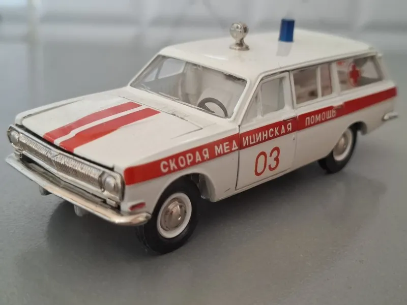 Коллекционная модель ГАЗ 2402 Скорая помощь, масштаб 1:43