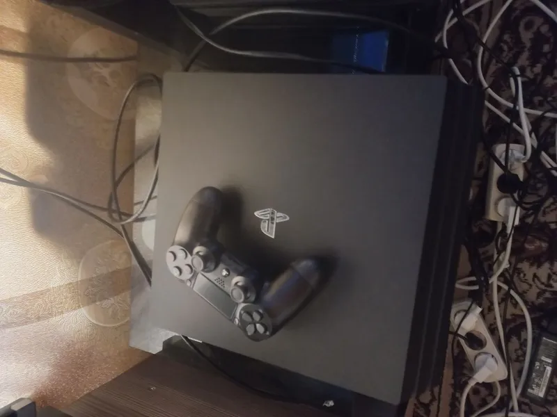 PS4 pro ideal holati djoystik bor o'yinlar yozilgan slim va pro bor.