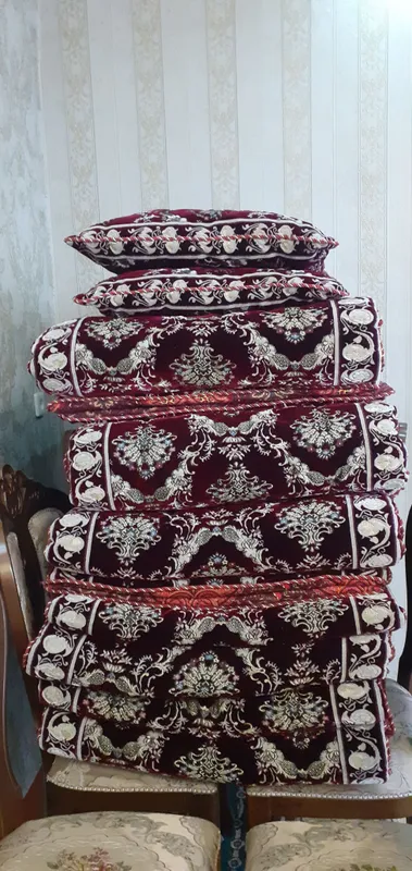toza baxmaldan kilingan yakandoz va yostiqlar.