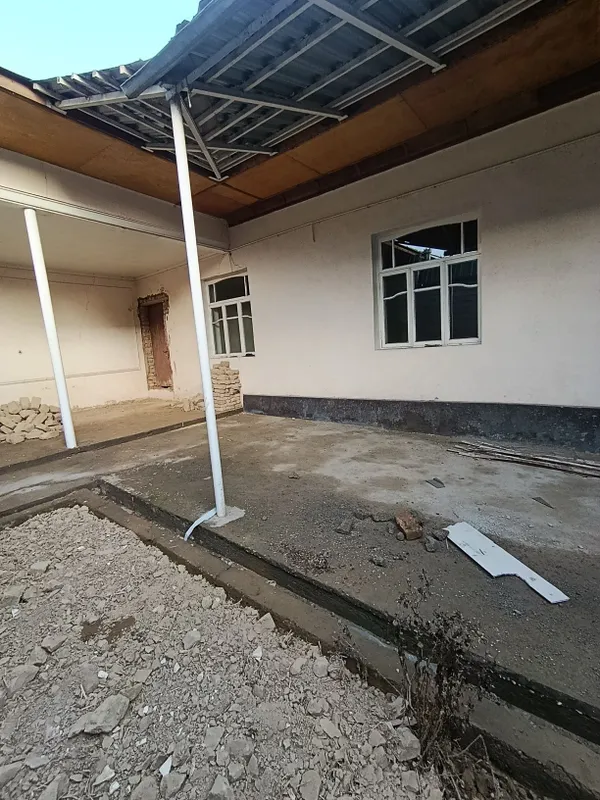 Nazarbekda 1.5 sotixlik, 3xonali uy sotiladi. Fasadi 12.3ga 12.2