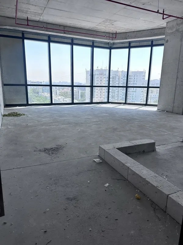 Piramit Tower ЖКda 2 xonali burchak kvartira sotiladi (72 m²), ta’mirsiz, panoramali manzara 4
