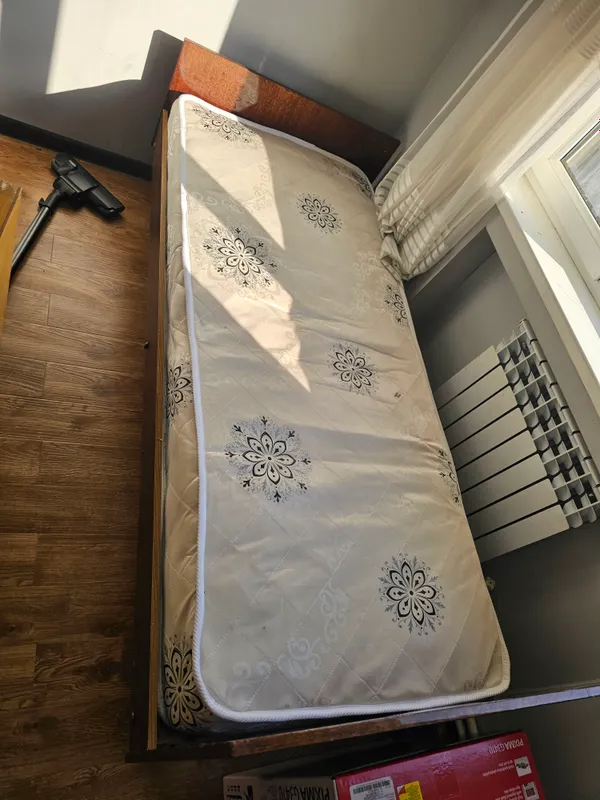 Spalniy sotiladi. Matrasi yangidek. 1 Spalniy sotiladi. Matrasi yangidek. 1