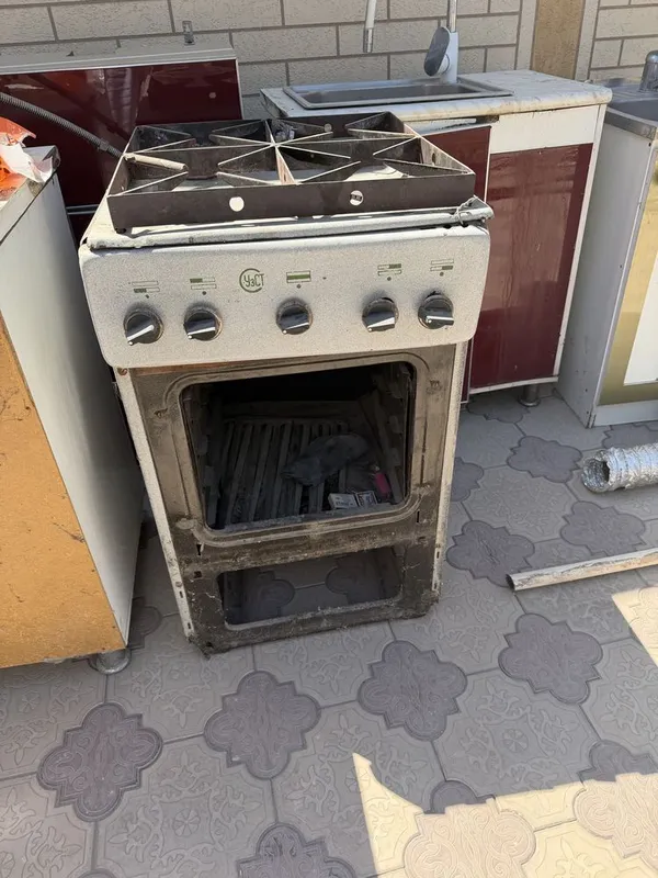 Газ плита сотилади срочно 2