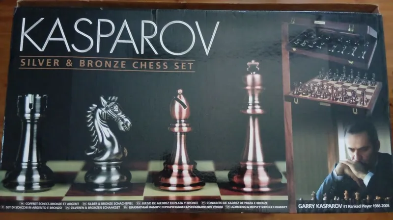 Шахматный набор под брендом Kasparov