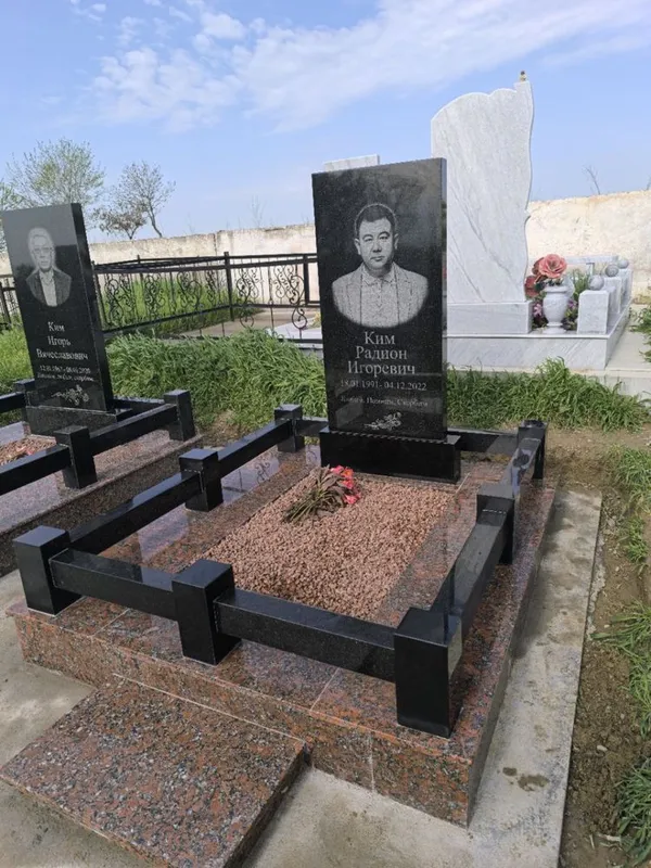 ПАМЯТНИКИ И НАВЕСЫ на Кареском кладбище — фото 2