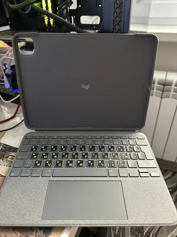 trekpadi va Smart Connector qo‘llab-quvvatlashiga ega Logitech Combo Touch klaviatura-g‘ilofi 4