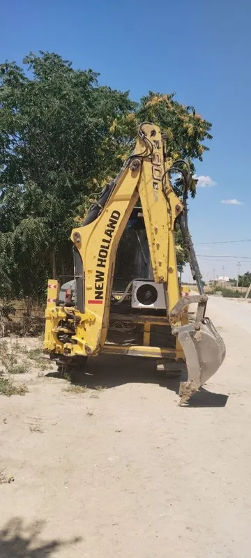 JCB New Holland B90B 2 JCB New Holland B90B 2