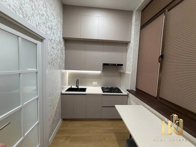 Продаётся стильная 4-комнатная квартира с высокими потолками и новым евроремонтом 5