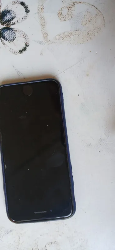 iPhone 7, у самого есть недостаток: на экране есть немного треснутое место 1