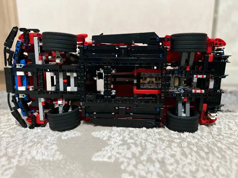 Продаю модель Ferrari (не оригинал LEGO) — фото 4