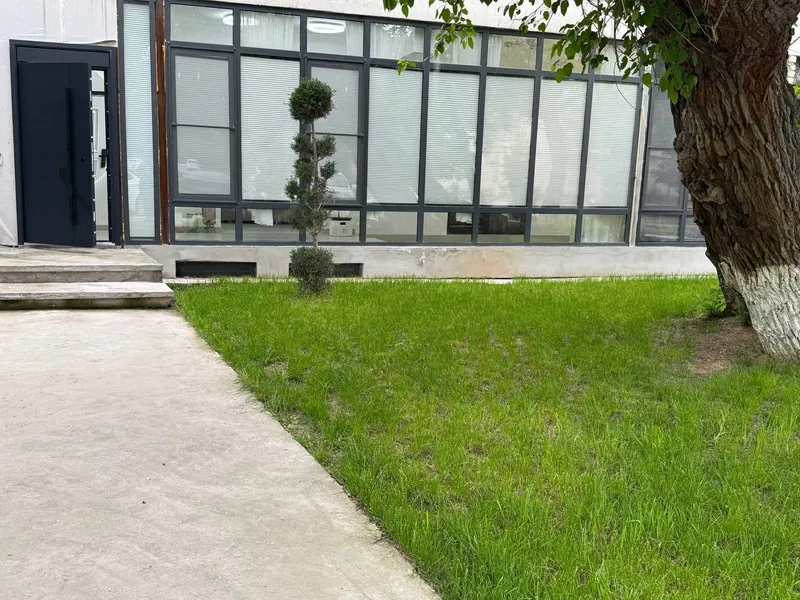Terasalari, mebeli va bog‘i bor ikki qavatli kvartira sotiladi 10