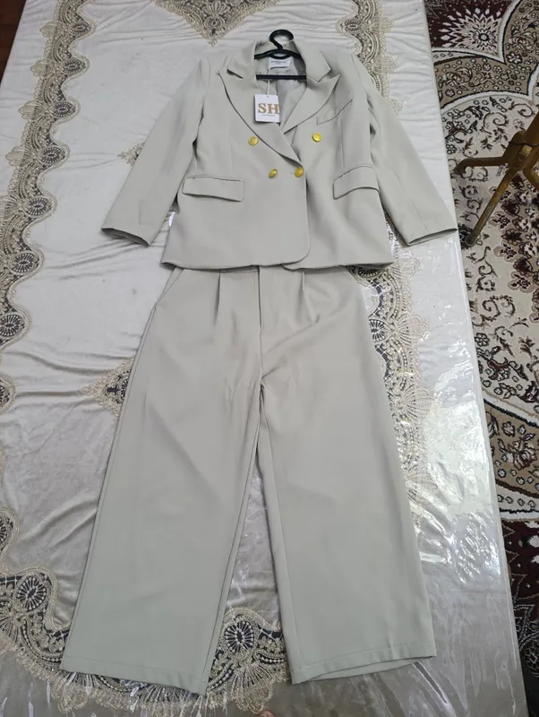 женский брючный костюм, светло оливкового цвета