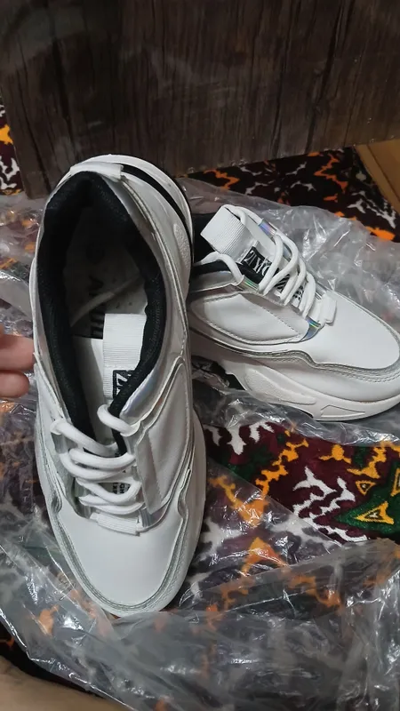 Продаются белые кроссовки 3