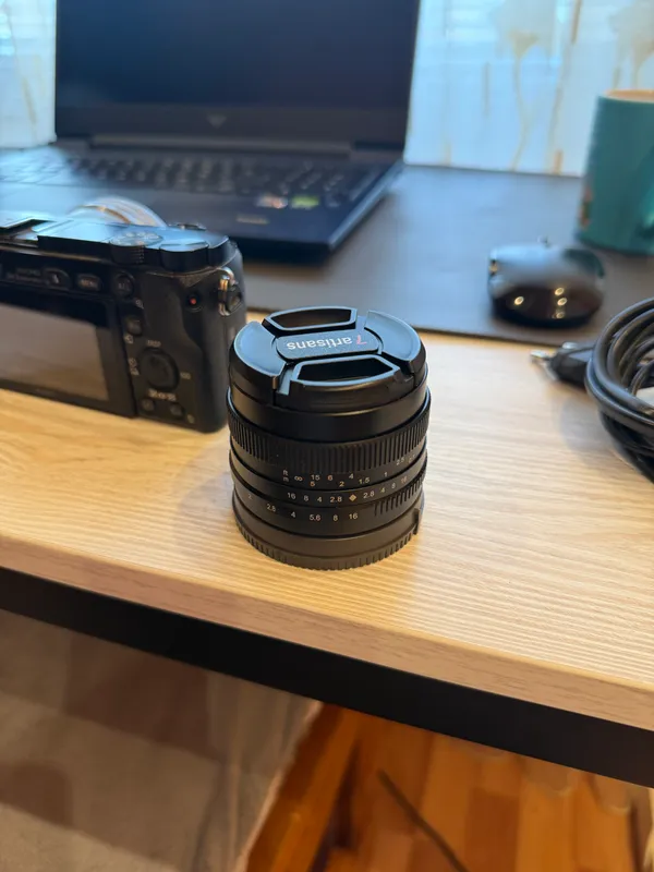 Sony a6000 + 16–50 mm kit obyektivi + 7artisans 1.8/50 mm 5