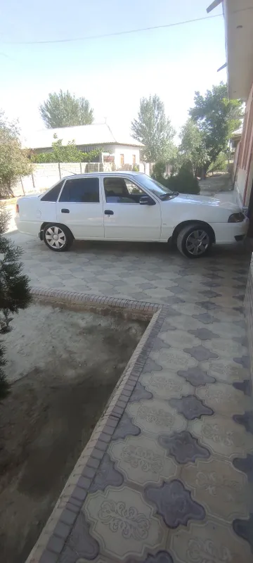 Moshina zoʻr holatda ikkita eshigida kraska bor 2 Moshina zoʻr holatda ikkita eshigida kraska bor 2