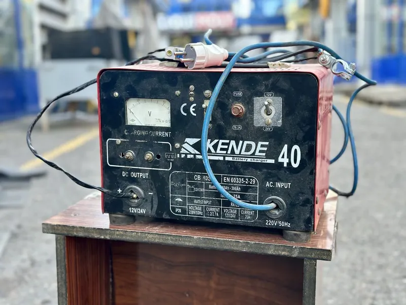 KENDE 40 Akkumulyator zaryadlovchi (12V/24V) – Original 1 KENDE 40 Akkumulyator zaryadlovchi (12V/24V) – Original 1