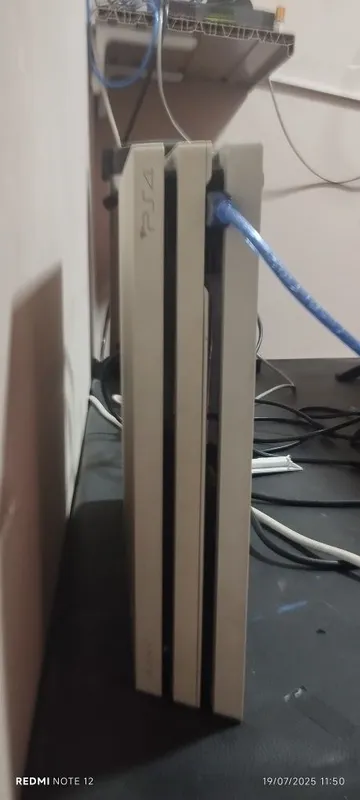 PS4 pro 1 tb xolati ideal 2ta orginal pult uyda oʻynalgan — фото 1