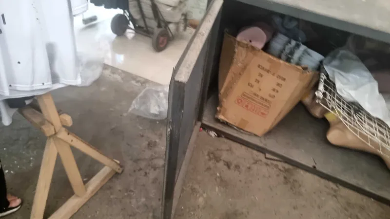 Temir stol sotiladi savdo uchun yasalgan 4