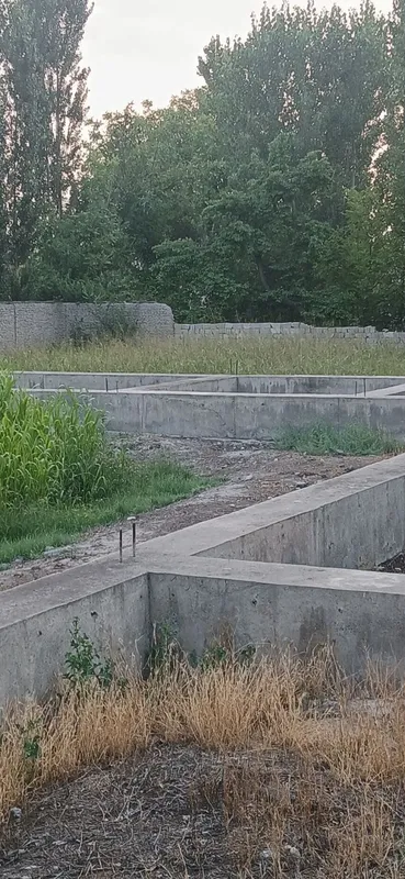 3тарафи йул 16сутик катта йулдан 200м ичкари айтворилар уралган. 3