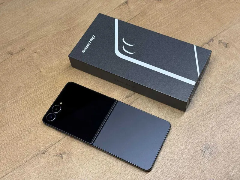 Samsung Galaxy Z Flip 7, как новый, чёрный цвет, память 512 GB. 3 Samsung Galaxy Z Flip 7, как новый, чёрный цвет, память 512 GB. 3