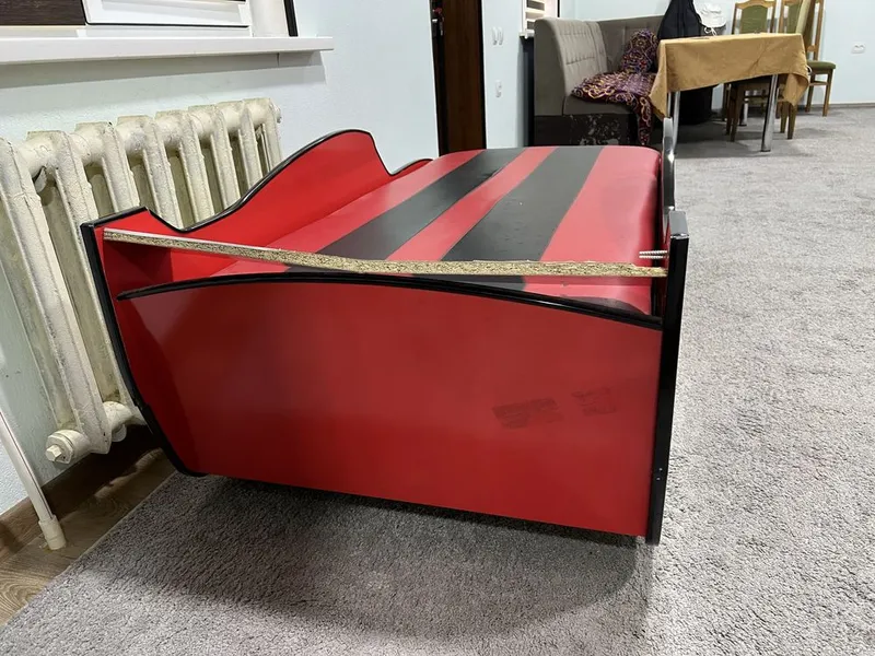 Детская кровать в виде машины 3