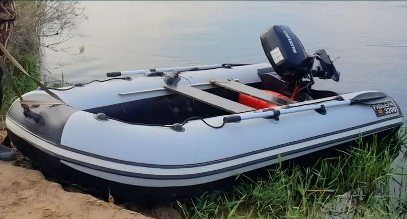 Продам лодку 3200 ПВХ с мотором SUZUKI 15