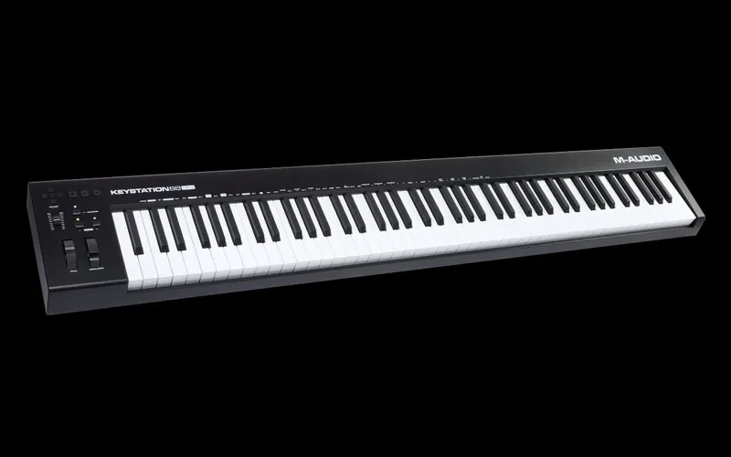 Keystation 88 MK-3 + pedal SP-2 1 Keystation 88 MK-3 + pedal SP-2 1