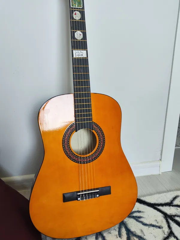 Gitara arzon narx, muzkalniy instrument . musiqa