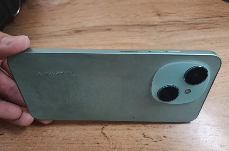 Tecno Spark Go 1... 4