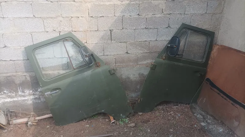 Уаз бартавой эшик сотилади