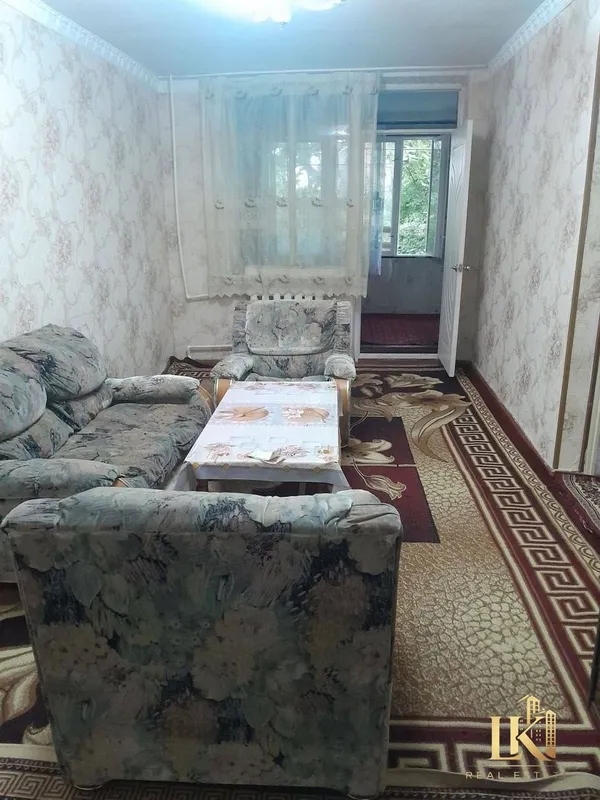 G‘ishtli uyda keng 3 xonali kvartira sotiladi, 50 m², ta’mirsiz 3