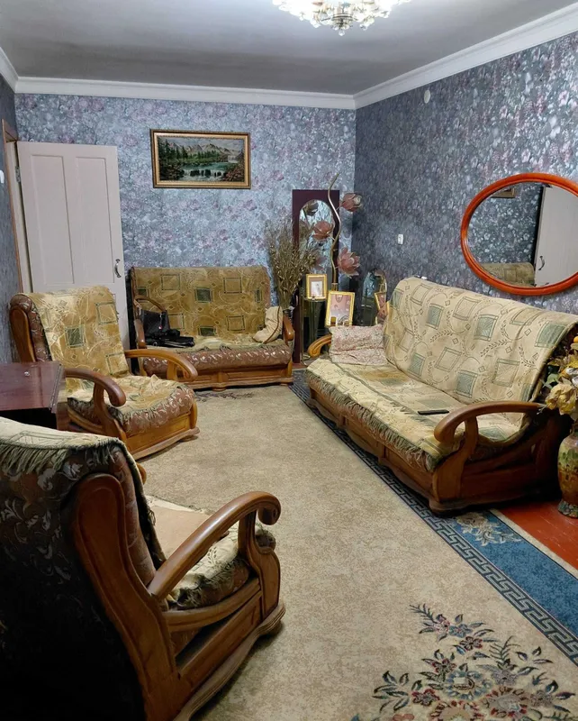 Zal uchun mebel to‘plami: 2 ta divan, 2 ta yog‘och kreslo. Yaxshi holatda 1 Zal uchun mebel to‘plami: 2 ta divan, 2 ta yog‘och kreslo. Yaxshi holatda 1