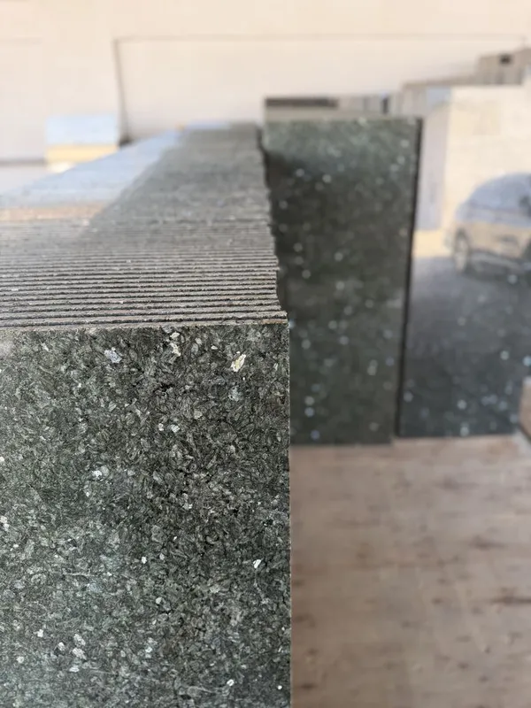 Granit optom narxda fasad sokol uchun. Angola black, labradarit, tanb — фото 1