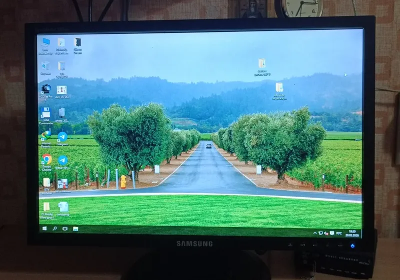 монитор Samsung LS19HANKBUXSG стояние отличное ! — фото 1