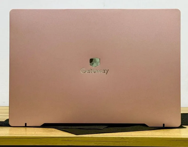 GETWAY RoSe GolD America Sensor EKRAN I7-Processor 7 GETWAY RoSe GolD America Sensor EKRAN I7-Processor 7