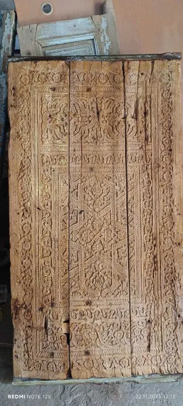 Qadimiy oymakor darvoza. Старинные резные ворота. — фото 1