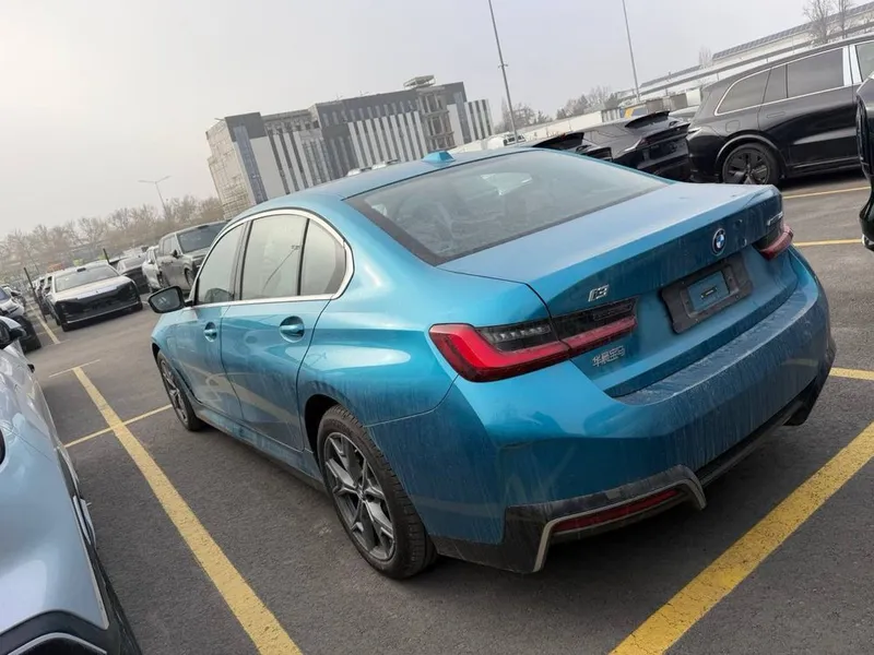 BMW i3 35L 2025 yil