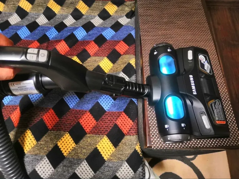 Samsung UB-700 с УФ-лампой (Anti-Mite UV Brush) 3