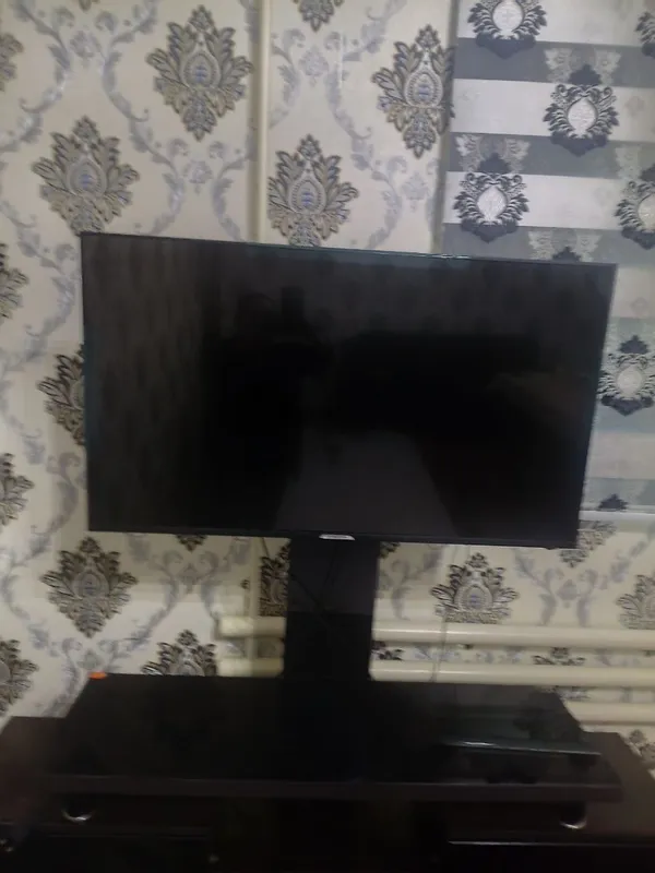 Televizor va patistavka sotiladi holati yaxshi