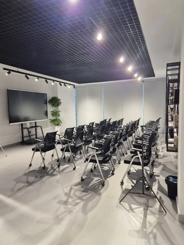 Coworking uchun ofis ijaraga beriladi. Soatlik va kunlik. 3 soat- 900 1 Coworking uchun ofis ijaraga beriladi. Soatlik va kunlik. 3 soat- 900 1