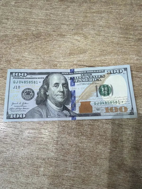 100$ 1 dollarlik yulduzli kupyura