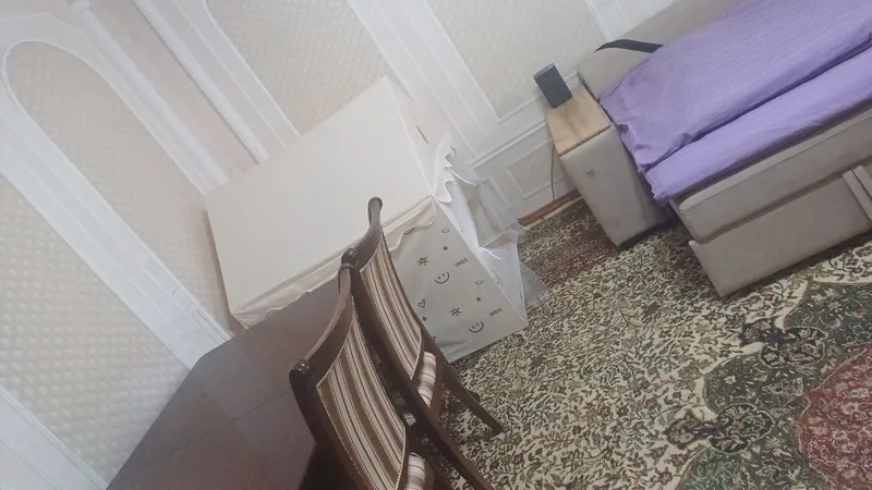 гилам стол ва 8 та стул сотилади . 3 гилам стол ва 8 та стул сотилади . 3