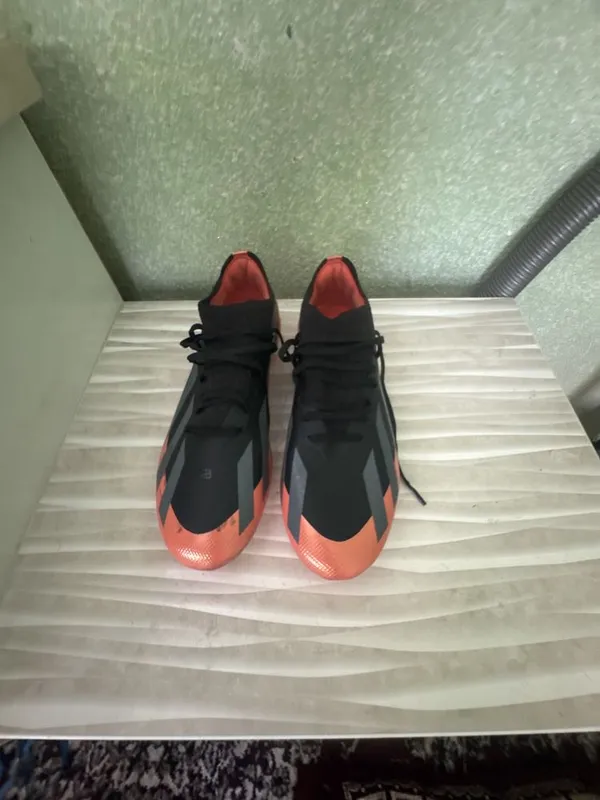 Adidas fudbol butsasi sotiladi