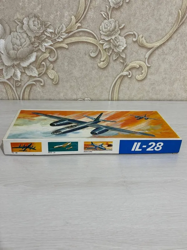 Сборная модель самолёта IL-28 (масштаб 1:100, винтаж) — фото 1